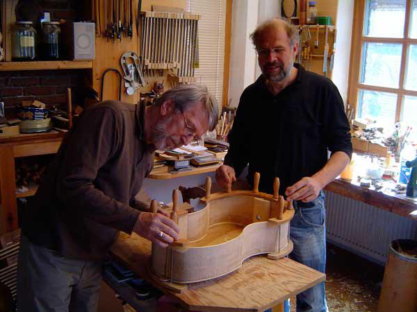 Eugen Sticht beim Bau des Waldcellos mit Cornelius Hummel